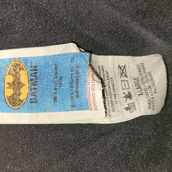 Made in USA.  Batman tee with velcro cape.  Worn but no issues.  Size XL - Picture 4 of 13